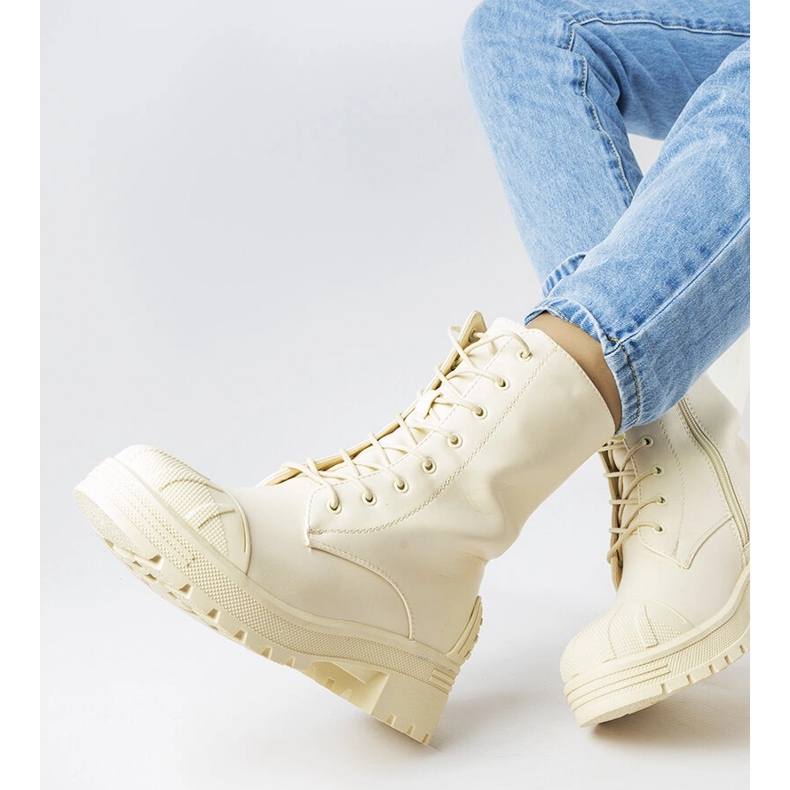 Světle béžové kozačky se silnější podrážkou značky Manara béžový 1