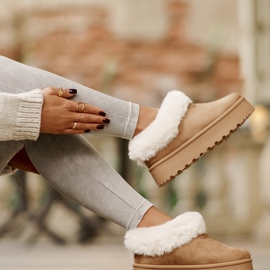 Sněhule s nízkým svrškem s kožíškem na platformě Eco Suede Camel Neathoria hnědý 2