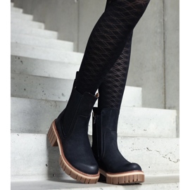 Černé masivní kozačky na platformě s oděrkami od Sholla černá 1