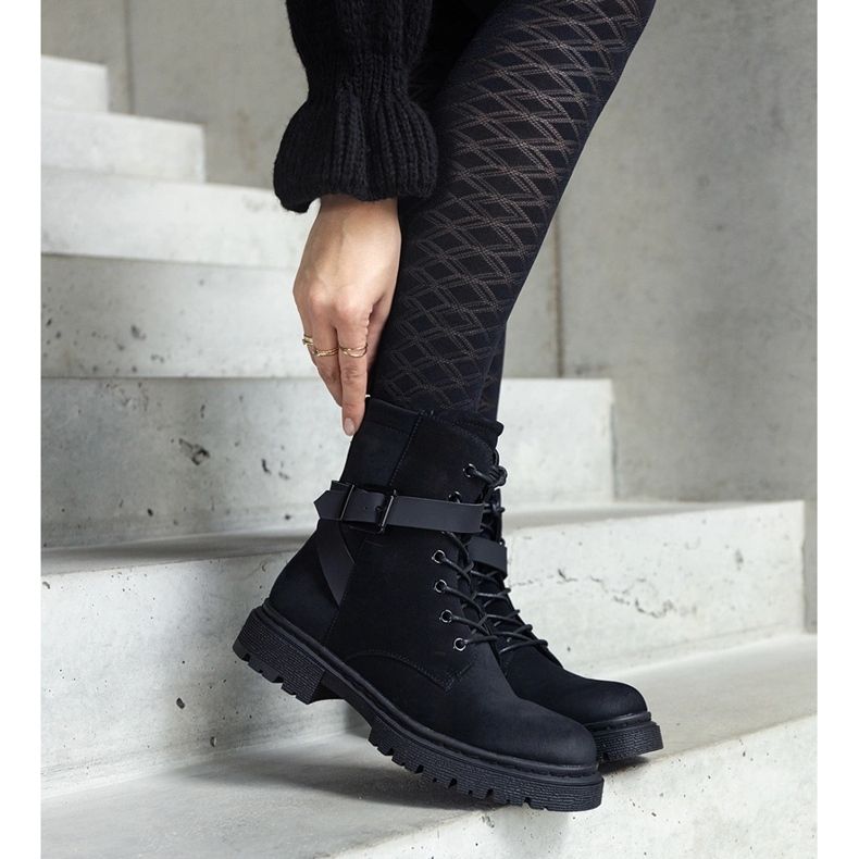 Černé zateplené turistické boty s oděrkami a páskem na kolena černá 2