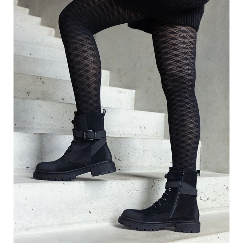 Černé zateplené turistické boty s oděrkami a páskem na kolena černá 1