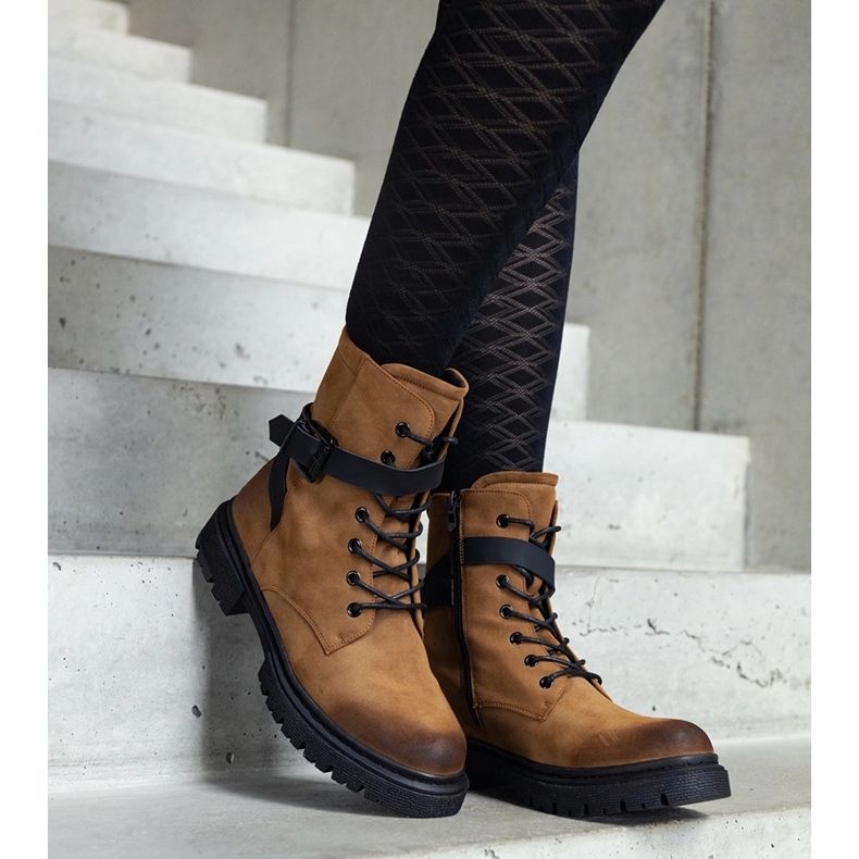 Hnědé zateplené turistické boty s oděrkami a páskem na kolena hnědý 1