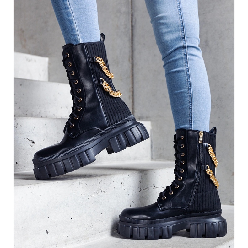 Černé kozačky zdobené řetízky Crocemosso černá 1