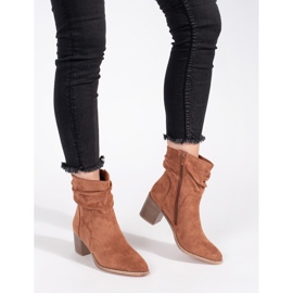 Hnědé semišové kotníkové boty s nařaseným svrškem hnědý 2