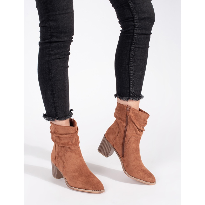 Hnědé semišové kotníkové boty s nařaseným svrškem hnědý 2 Hnědé semišové kotníkové boty s nařaseným svrškem hnědý 2