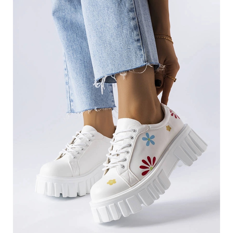 Bílé brogues zdobené květinami Gemini bílý 1