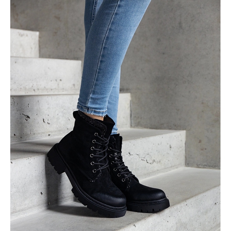 Černé kotníkové boty s lesklými vsadkami Prairie černá 1