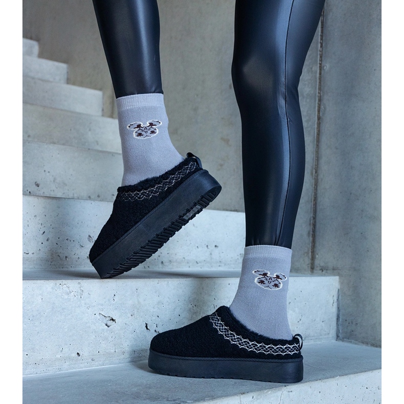 Černé sněhule na platformě s nízkým svrškem a vyšívaným vzorem Greene černá 1