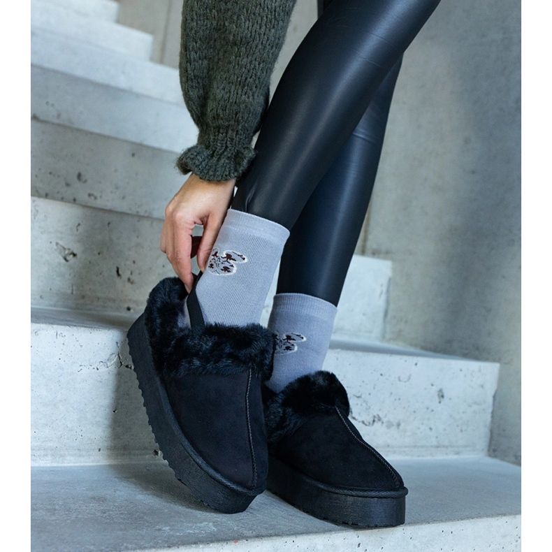 Černé pantofle na platformě zdobené kožíškem a s gumičkou na patě, Frank černá 1