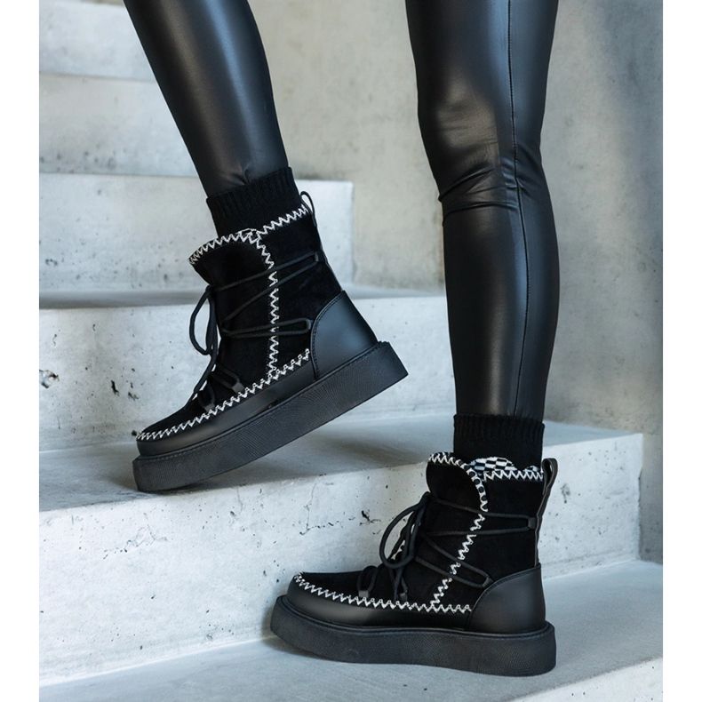 Černé sněhule na platformě s tkaničkami zdobené výšivkou Mckenzie černá 1