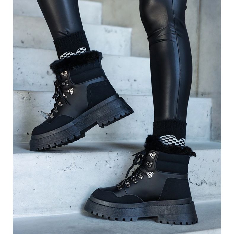 Černé masivní boty na platformě s kožíškem od Estrada černá 1