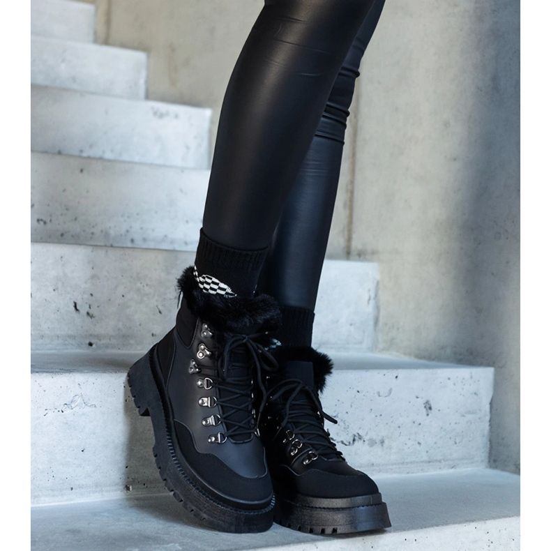 Černé masivní boty na platformě s kožíškem od Estrada černá 2 Černé masivní boty na platformě s kožíškem od Estrada černá 2