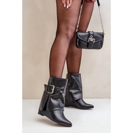 Černé kotníkové boty Vortinia na klínku s vyhrnutým svrškem a přezkou černá 2