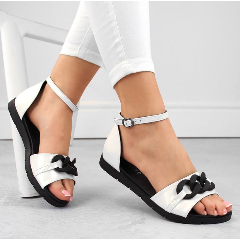 Ploché sandály Vinceza W JAN309B s řetízkem, bílé bílý 1