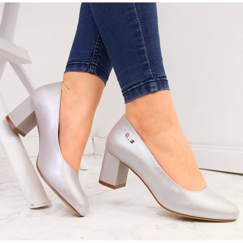 Dámské stříbrné perleťové lodičky na ozdobném vysokém podpatku značky Sergio Leone stříbrný 1