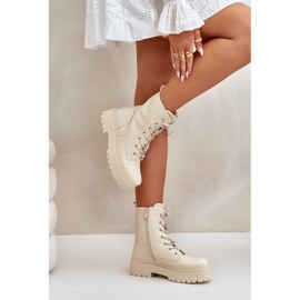 Izolované ženské boty s béžovými kolíky 3