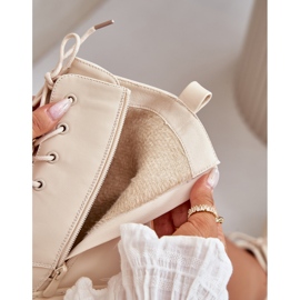 Izolované ženské boty s béžovými kolíky 2