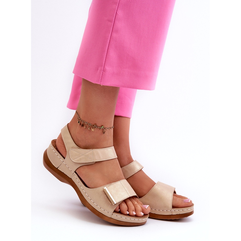 Evento Pohodlné dámské béžové sandály na suchý zip béžový 1