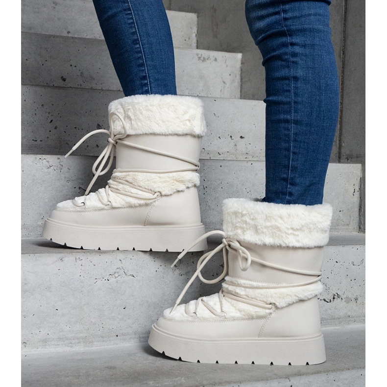 Světle béžové zateplené dámské sněhule zdobené kožíškem béžový 1