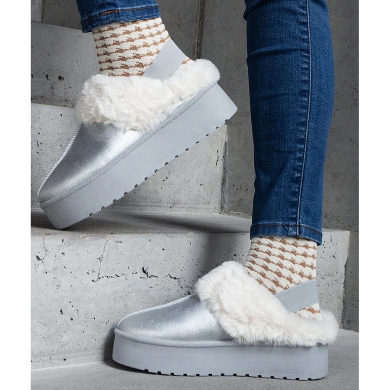 Stříbrné pantofle na platformě zdobené kožíškem s gumičkou na patě stříbrný 1