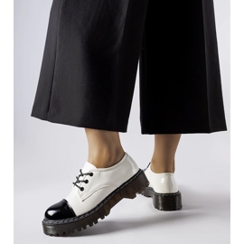 Bílé a černé lakované boty bílý 1