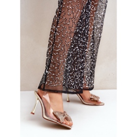 Transparentní sandály na vysokém podpatku s lesklou zlatou mašlí zlatý 2 Transparentní sandály na vysokém podpatku s lesklou zlatou mašlí zlatý 2