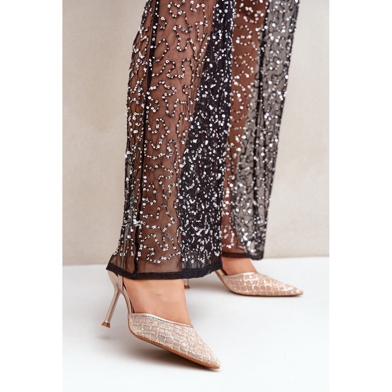 Vysoké podpatky s otevřeným podpatkem zdobené zlatými třpytkami 2