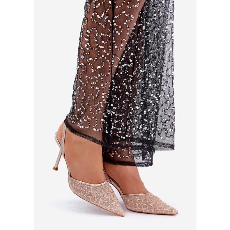 Vysoké podpatky s otevřeným podpatkem zdobené zlatými třpytkami 1
