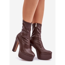 Tmavě hnědé kozačky na vysokém podpatku s jehlovým podpatkem a platformou hnědý 1