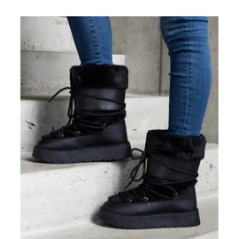 Černé zateplené šněrovací sněhule zdobené kožíškem černá 1