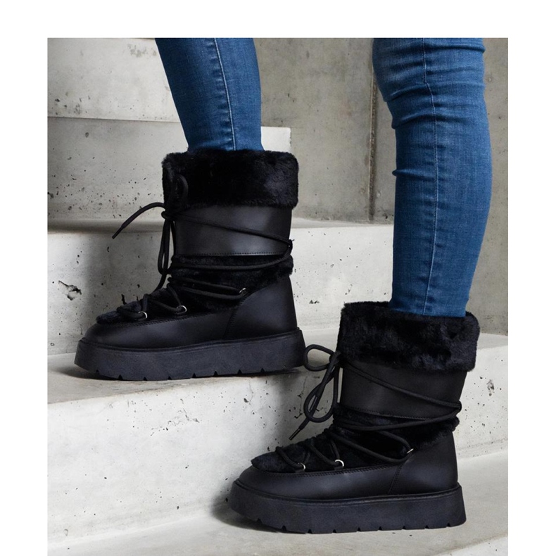 Černé zateplené šněrovací sněhule zdobené kožíškem černá 1