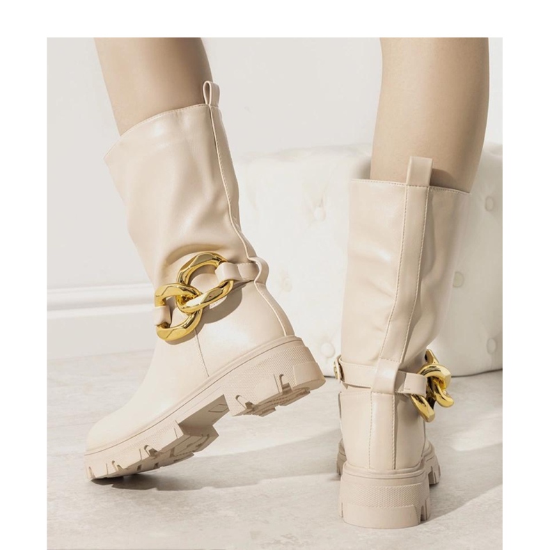 Béžové zateplené kozačky s řetízkem Harrison - Solea béžový 1 Béžové zateplené kozačky s řetízkem Harrison - Solea béžový 1