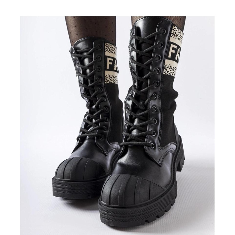 Černé ponožkové kozačky s bílým nápisem Daria - Solea černá 1