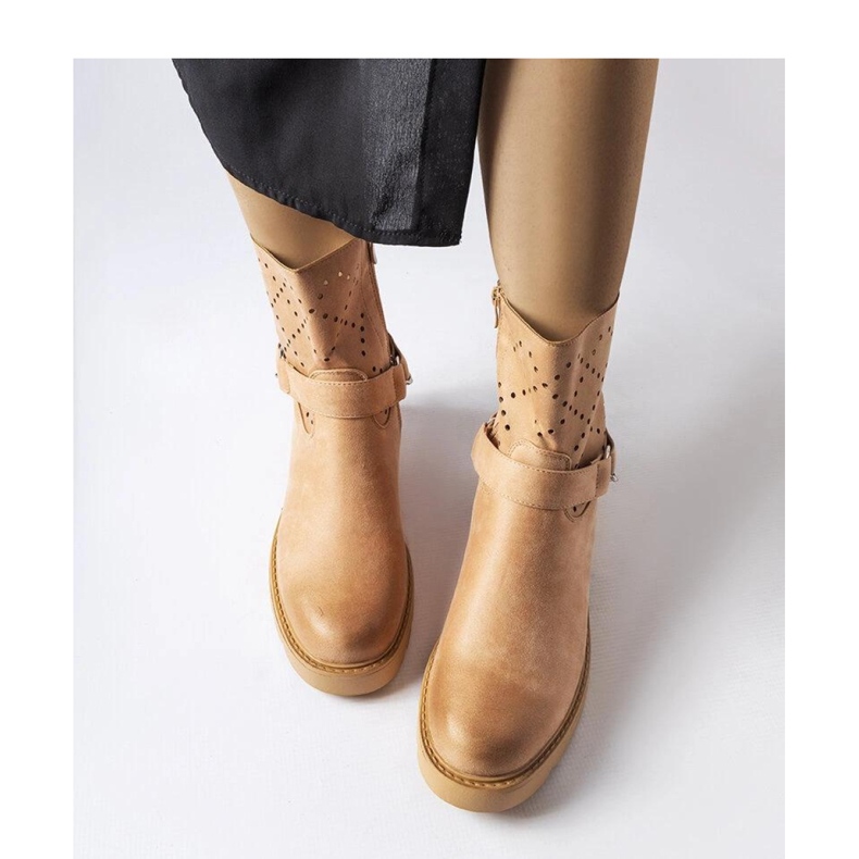 Béžové prolamované kotníkové boty s řetízkem od Procopio - Solea béžový 1 Béžové prolamované kotníkové boty s řetízkem od Procopio - Solea béžový 1