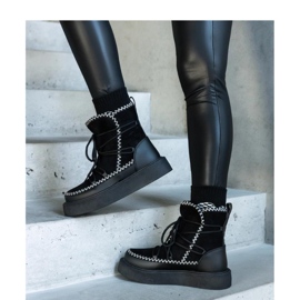 Černé sněhule na platformě s tkaničkami zdobené výšivkou Mckenzie - Solea černá 1