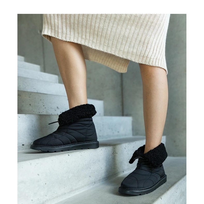 Černé zateplené sněhule s manžetou Caellita - Solea černá 1 Černé zateplené sněhule s manžetou Caellita - Solea černá 1