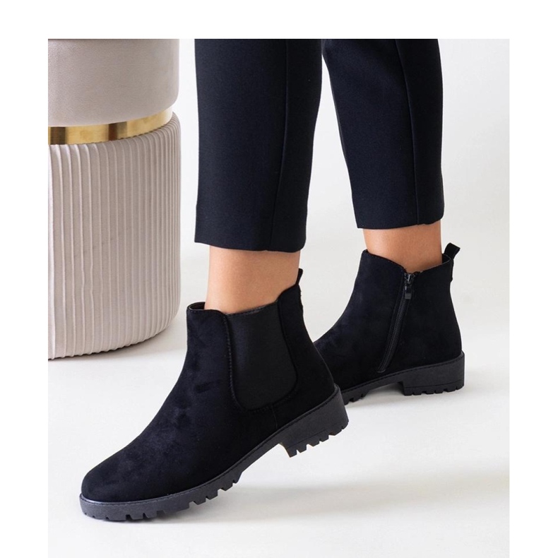 Černé klasické ležérní kotníkové boty z eko semiše Sabre - Solea černá 1 Černé klasické ležérní kotníkové boty z eko semiše Sabre - Solea černá 1