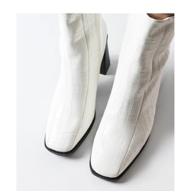 Bílé kotníkové boty s imitací krokodýlí kůže Belluci - Solea bílý 1 Bílé kotníkové boty s imitací krokodýlí kůže Belluci - Solea bílý 1