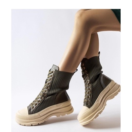 Tmavě zelené kotníkové boty se světlou silnou podrážkou Vitto - Solea zelená 1