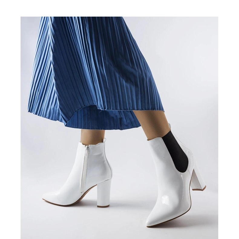 Bílé lakované kotníkové boty na zip bílý 1 Bílé lakované kotníkové boty na zip bílý 1