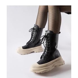 Černé dělnické boty se silnou béžovou podrážkou Crosia - Solea černá 1