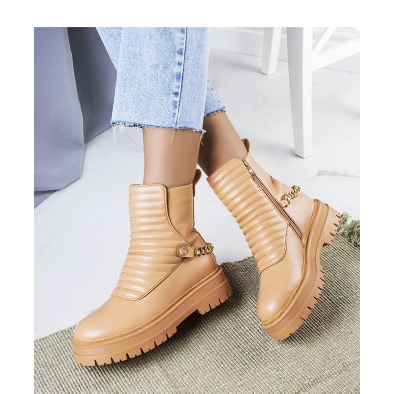 Béžové zateplené kotníkové boty s řetízkem od Pareda - Solea 1 Béžové zateplené kotníkové boty s řetízkem od Pareda - Solea 1