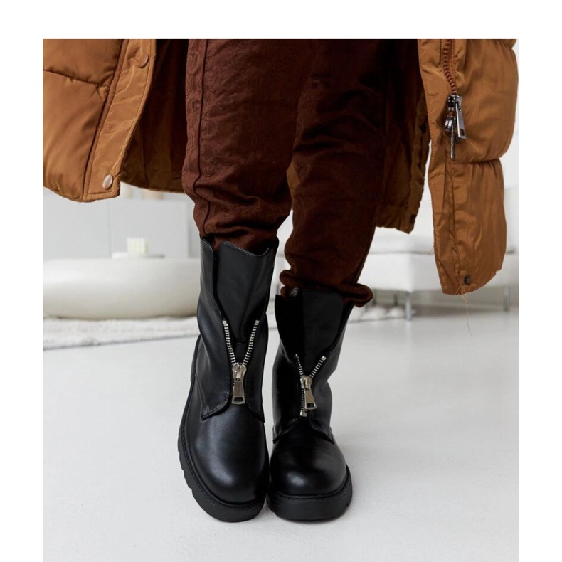 Černé zateplené kotníkové boty na zip černá 1