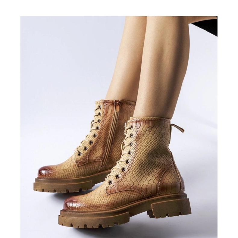 Tmavě béžové boty se zvířecím potiskem béžový 1 Tmavě béžové boty se zvířecím potiskem béžový 1