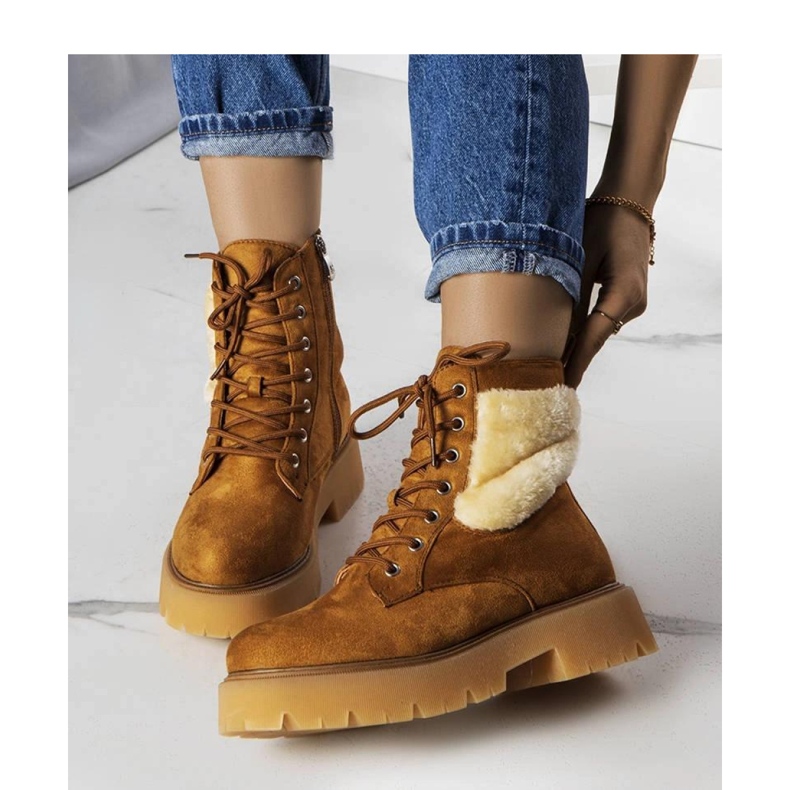 Hnědé zateplené kozačky s kožíškem hnědý 1