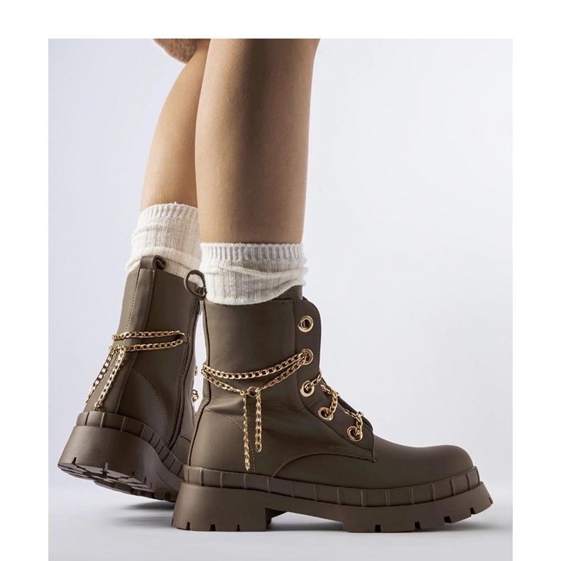 Hnědé kozačky s řetízkem hnědý 2