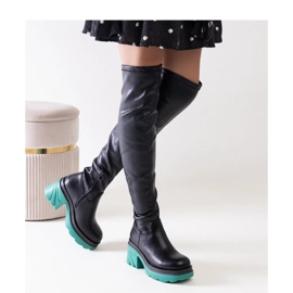 Černé zateplené kozačky na masivním podpatku černá 1