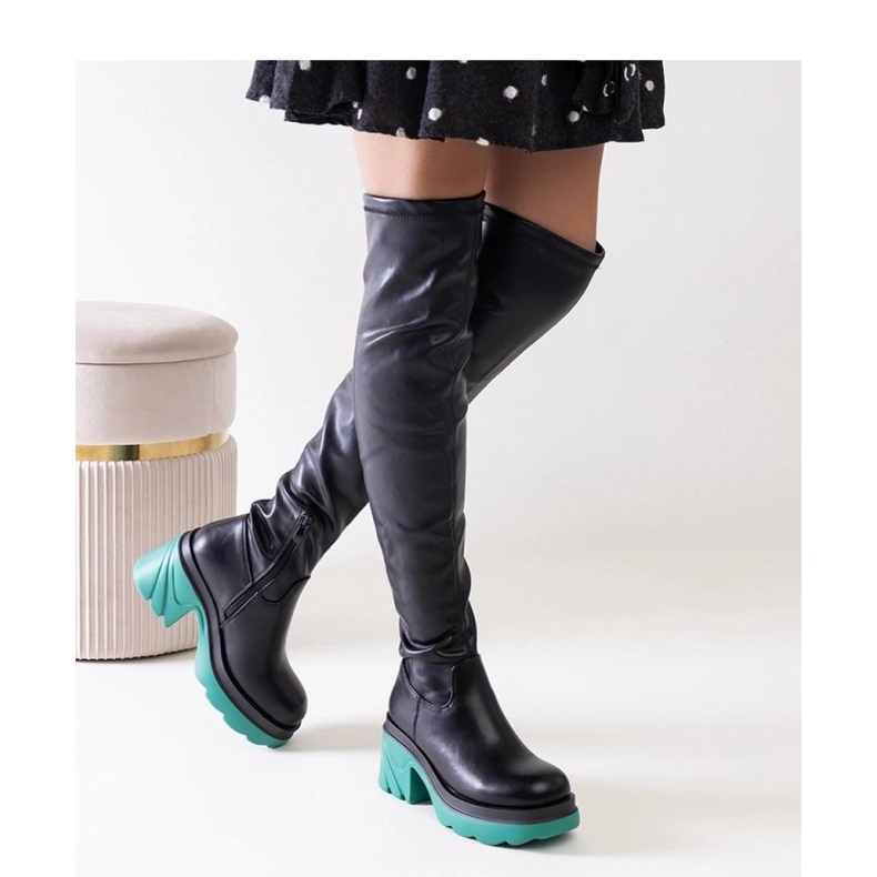 Černé zateplené kozačky na masivním podpatku černá 1