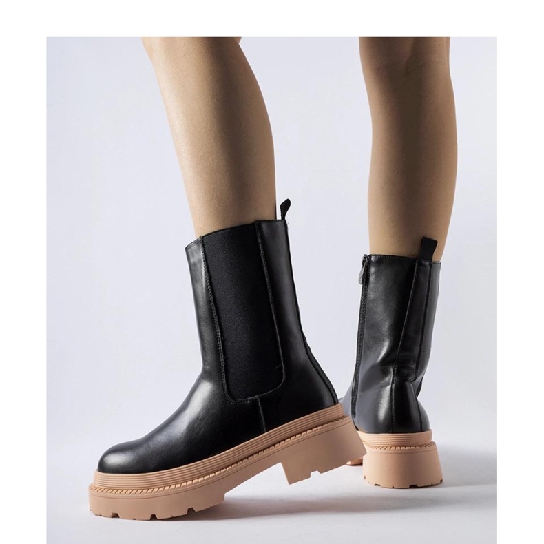 Černé kotníkové boty se světle růžovou podrážkou černá 2