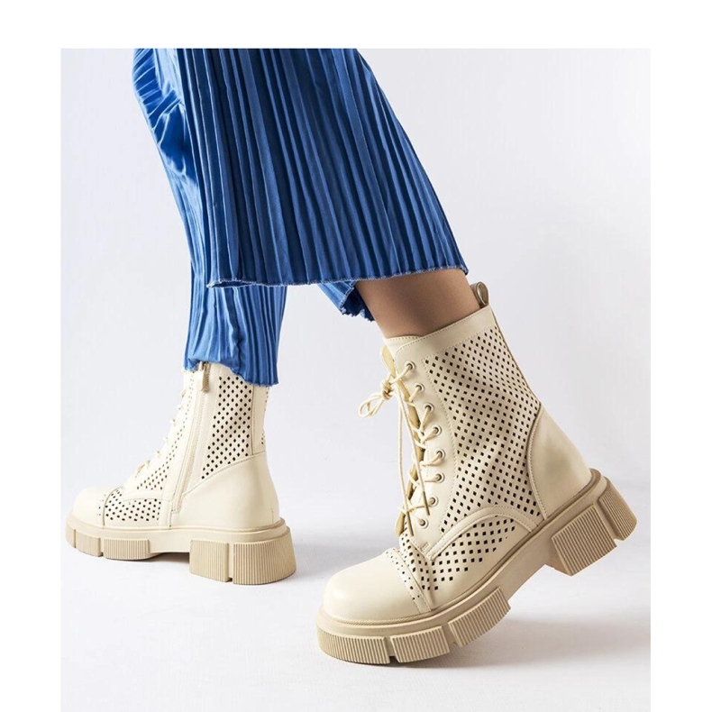 Béžové prolamované boty béžový 1